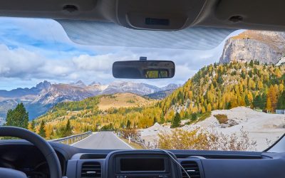 On pilote mieux en regardant à travers le parebrise … plutôt qu’avec son seul rétroviseur